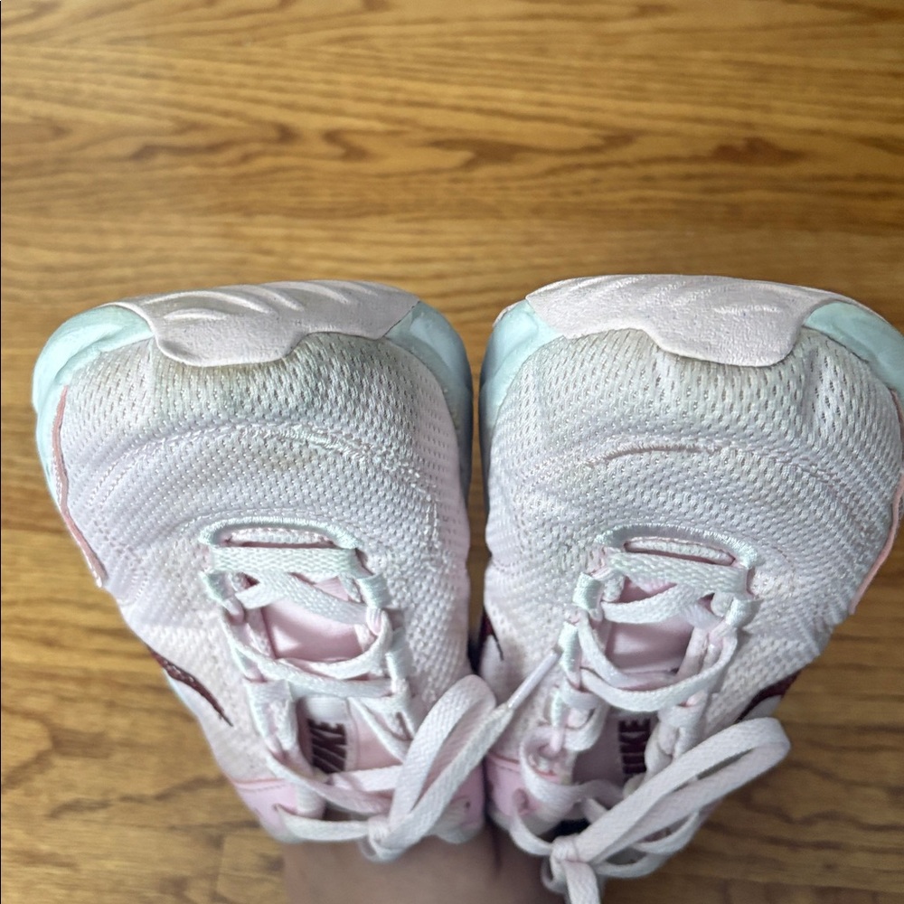 Nike size 8 light pink sneakers - Picture 7 of 9